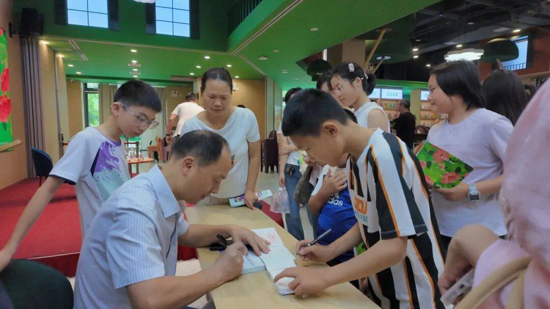 万物是诗,诗是万物:曾冬《万物的诗词》系列新书分享会在长沙圆满举行 万物是诗,诗是万物:曾冬《万物的诗词》系列新书分享会在长沙圆满举行