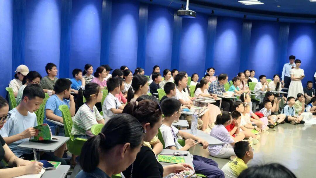 万物是诗,诗是万物:曾冬《万物的诗词》系列新书分享会在长沙圆满举行 万物是诗,诗是万物:曾冬《万物的诗词》系列新书分享会在长沙圆满举行